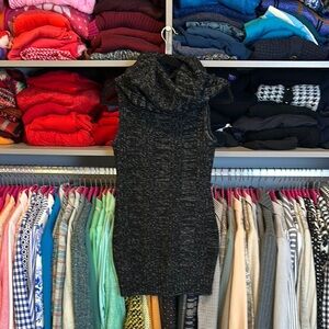 J.J. Basics black/white woven print sleeveless turtleneck sweater tunic size S